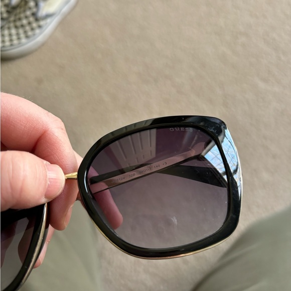 GUESS sunglasses - Picture 2 of 3